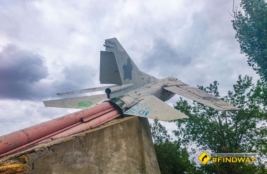 Монумент літаку МіГ-23, Лиманське