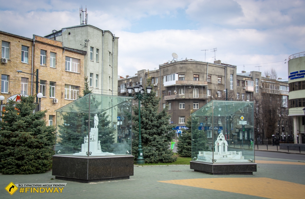 Памятник влюбленным и Харьков в миниатюре