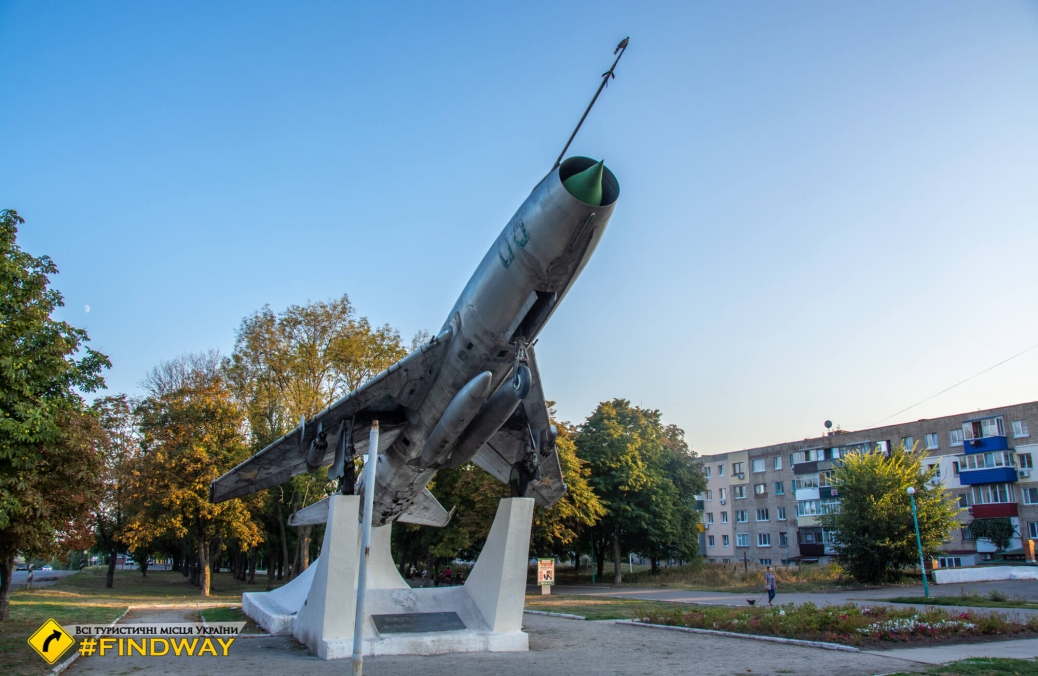 Памятник бомбардировщик СУ-7БМ, Красноград