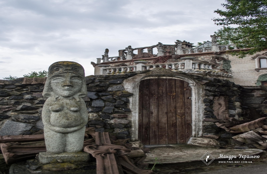 «House of thousand faces» by sculptor Golovan, Lutsk